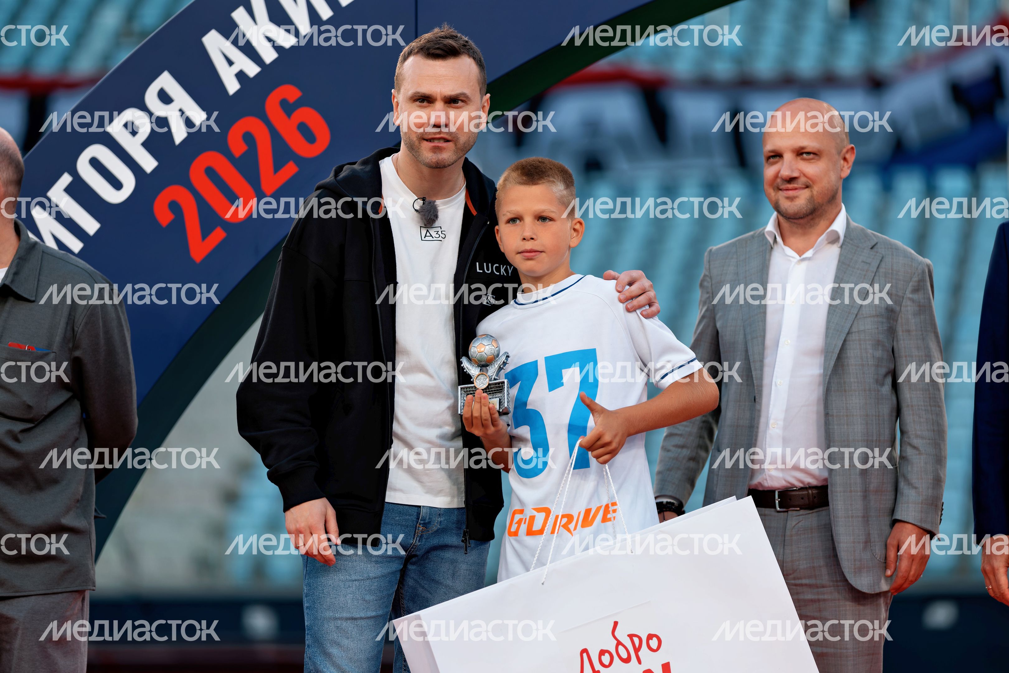 Игорь Акинфеев и Дмитрий Абаренов наградили лучшего бомбардира Кубка Акинфеева из команды «Зенит» Николая Никатина