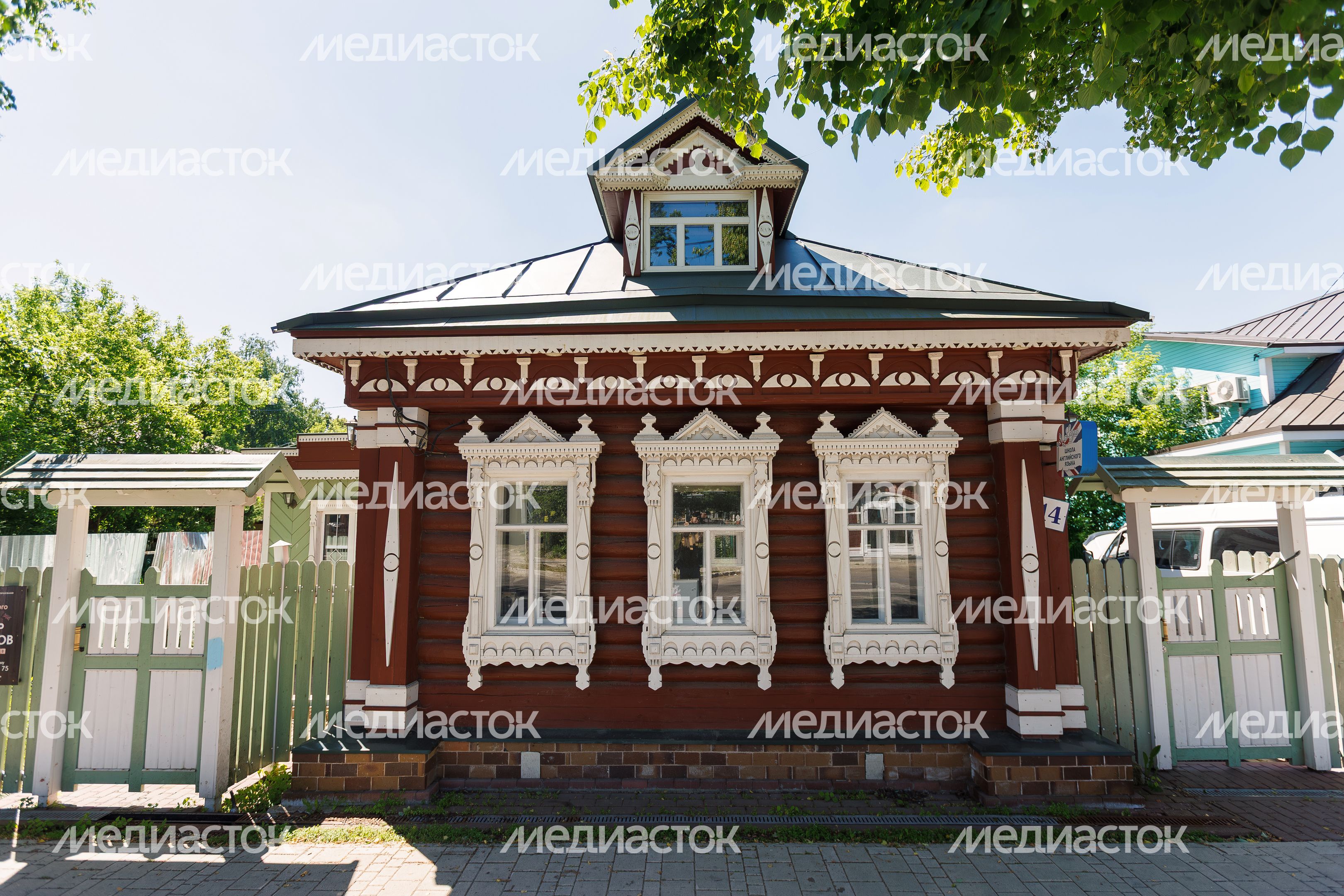 Летние виды улицы Московской со старинными домами в Звенигороде