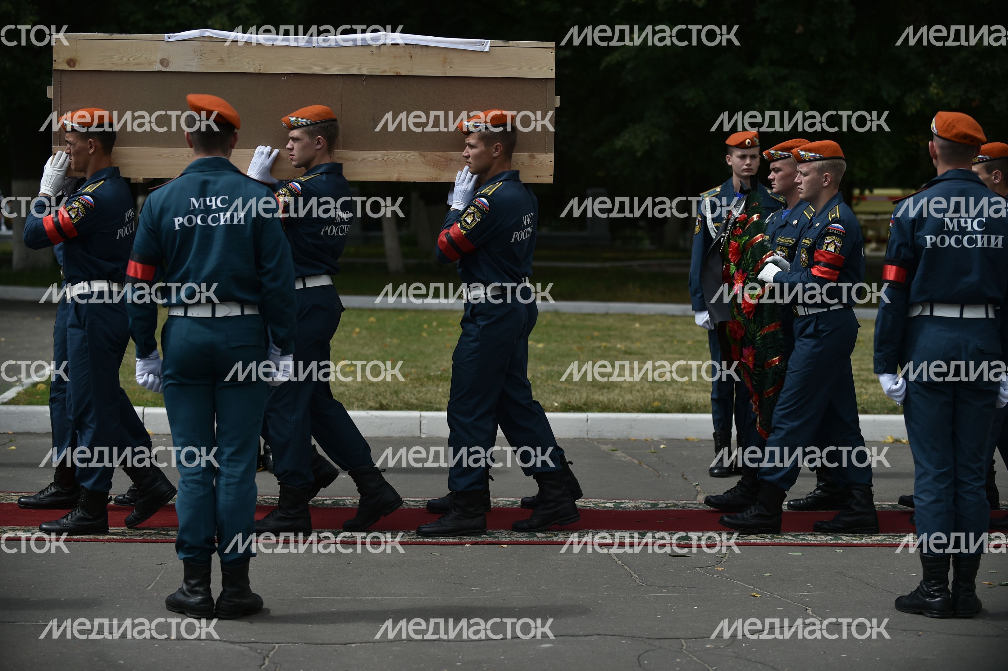 Прощание с погибшими членами экипажа самолета Ил-76 в Жуковском