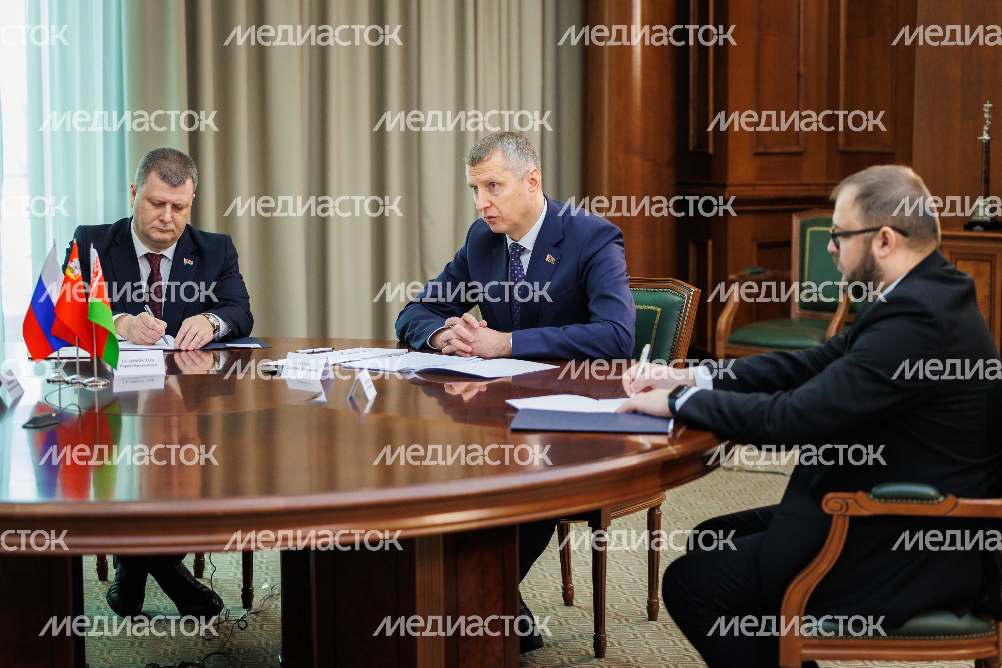 Андрей Воробьев провел рабочую встречу с главой администрации президента Республики Беларусь