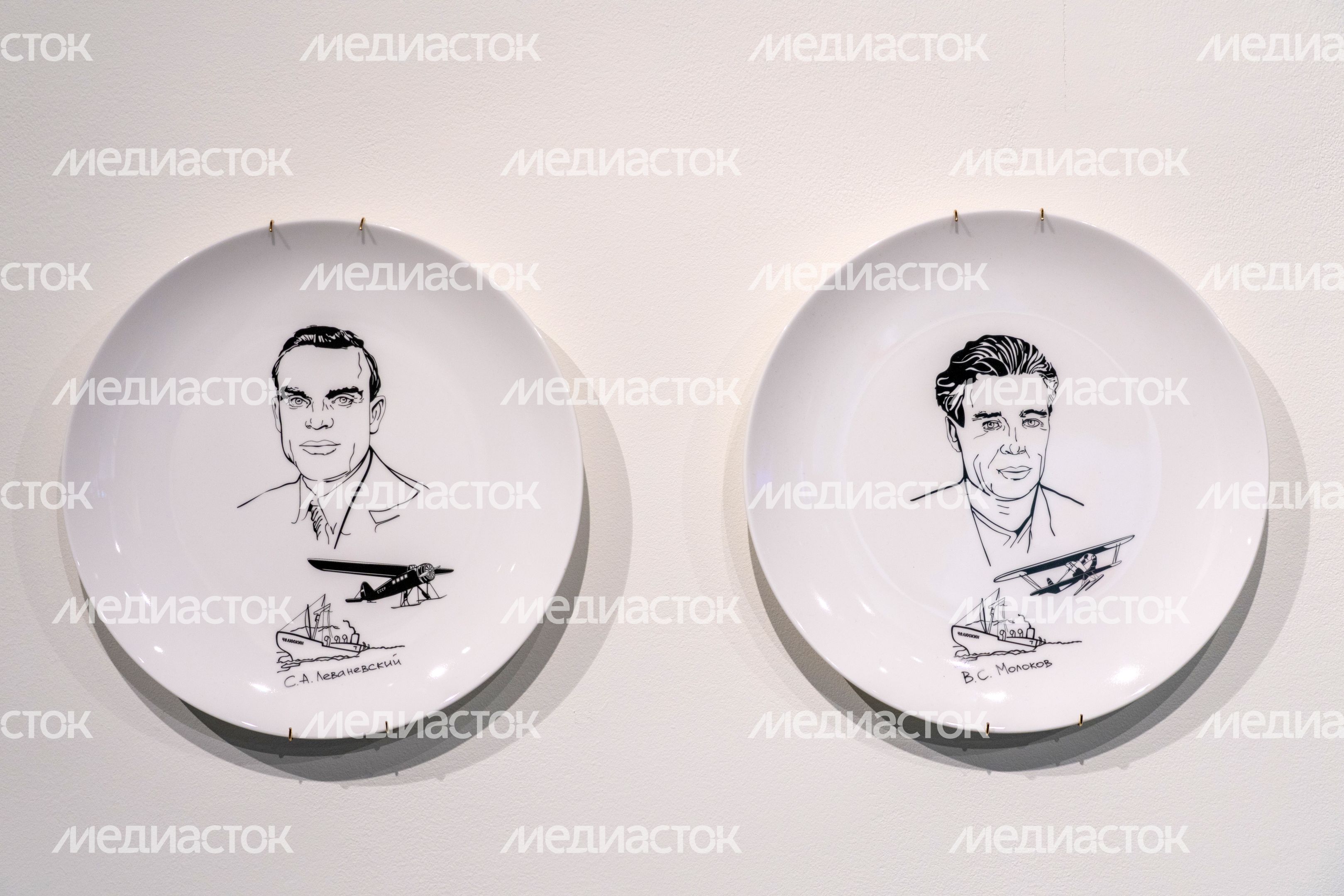 Агитационный фарфор на выставке «Героическая эпопея», посвященной советской авиации 1920-1930-х гг. Агитационный фарфор на выставке «Героическая эпопея», посвященной советской авиации 1920-1930-х гг.