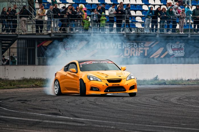 Гонка автомобилей на дрифт-фестивале скорости и драйва Drift Expo Track Mode 2025