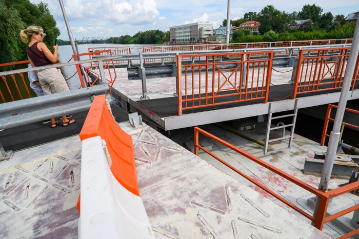 Наплавной разводной Бобреневский мост в Коломне через Москву-реку