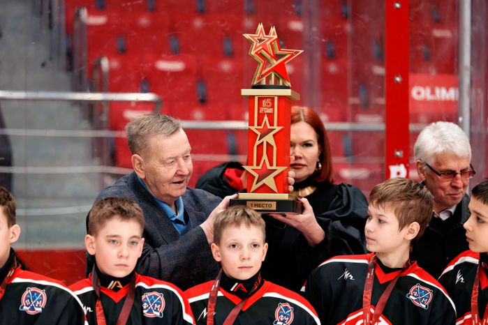Чемпион мира Юрий Ляпкин поздравил юных спортсменов хоккейной команды «Спартак» с победой в хоккейном турнире