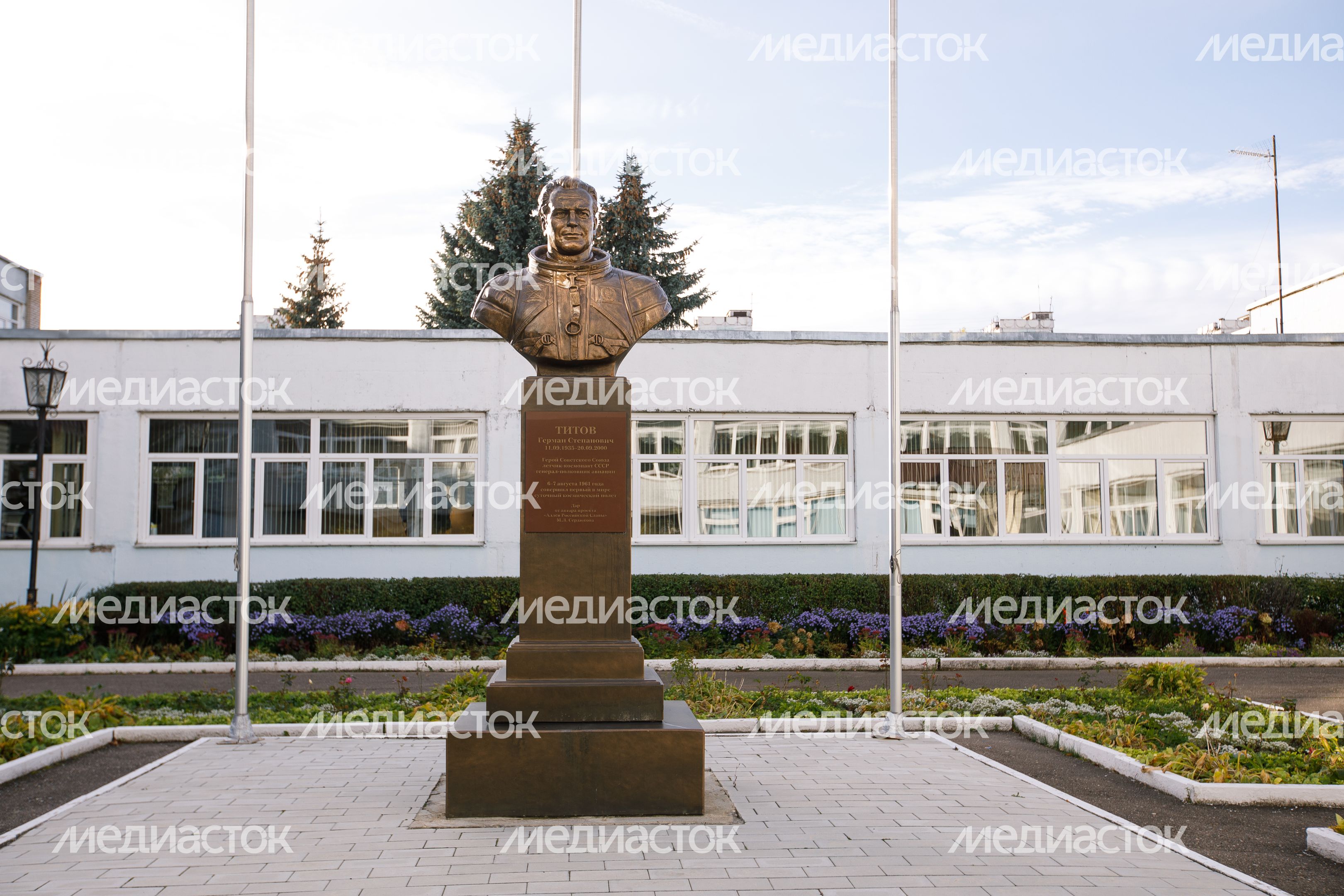 Краснознаменск. Бюст космонавта Германа Титова во дворе лицея № 1 Краснознаменск. Бюст космонавта Германа Титова во дворе лицея № 1