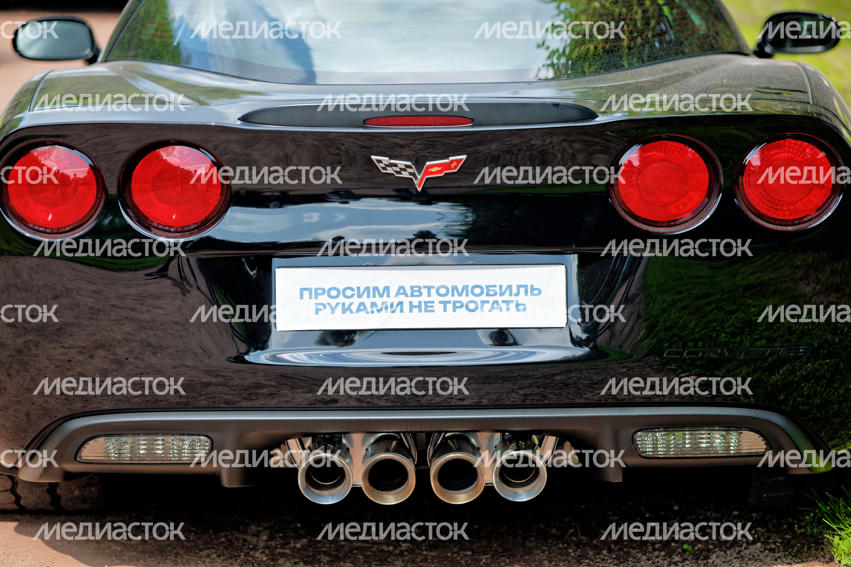 Ретроавтомобили и суперкары на автофестивале «Автовыходные в Архангельском» в округе Красногорск