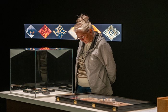 Посетители выставки «Федоскино: где живет душа» в музее «Новый Иерусалим» города Истра