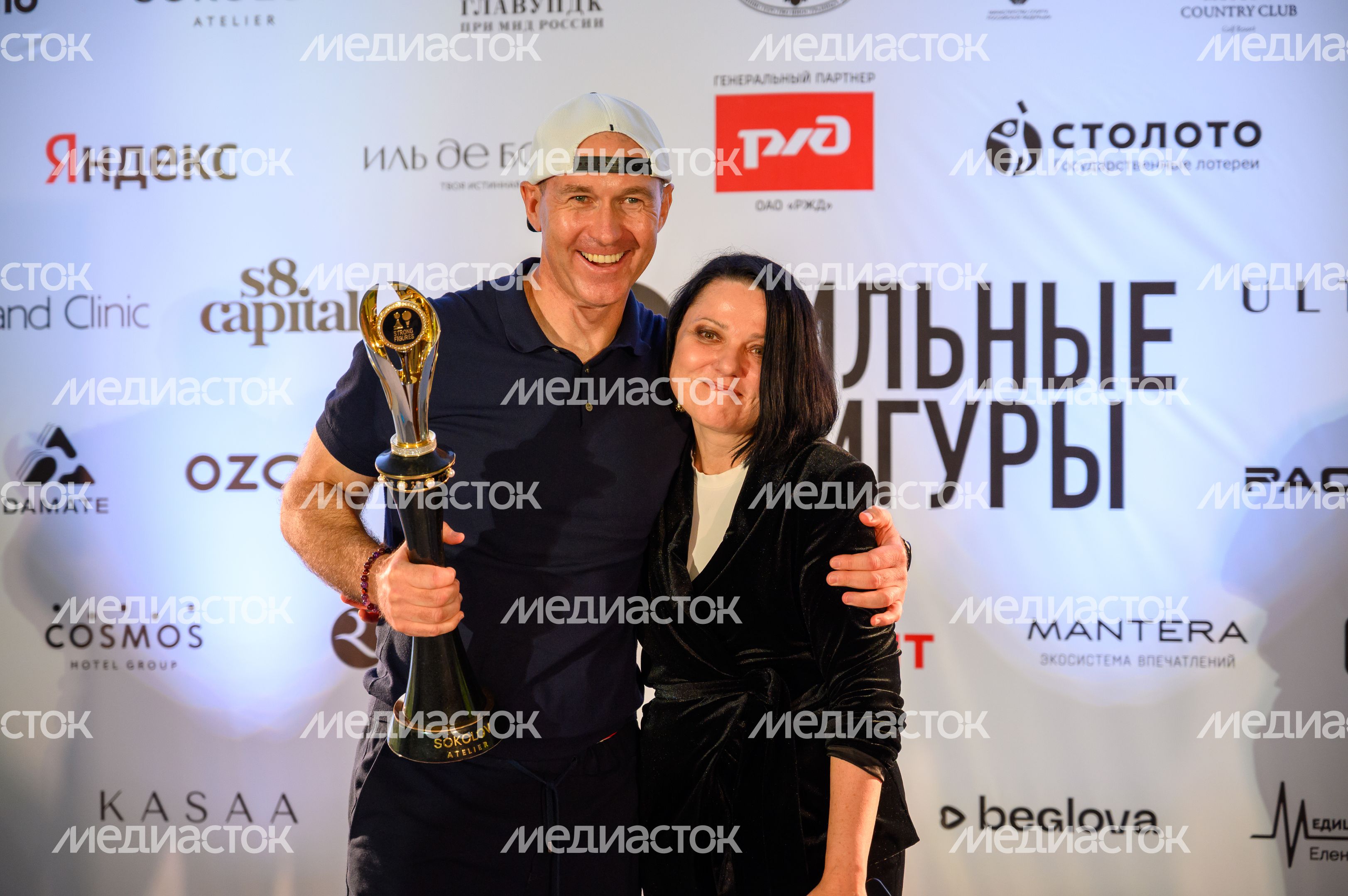 Награждение сборной России на турнире по гольфу «Сильные фигуры» Награждение сборной России на турнире по гольфу «Сильные фигуры»