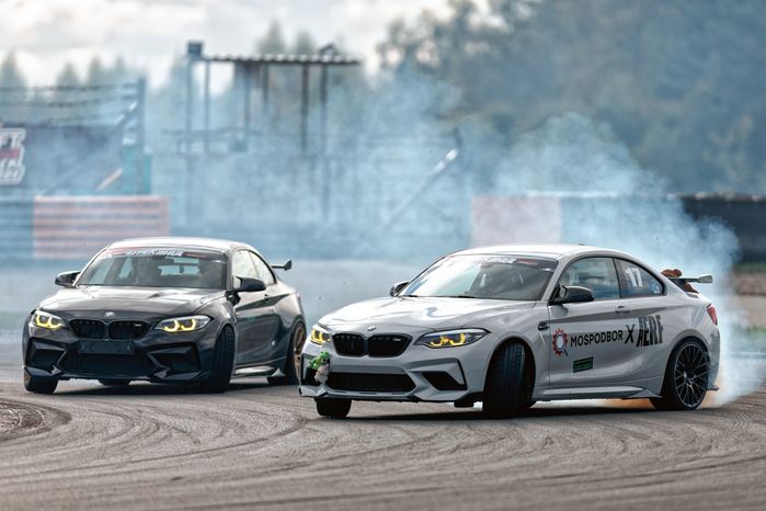 Дрифт-гонка автомобилей по автодрому Moscow Raceway на фестивале «Дрифт Экспо» в Волоколамске