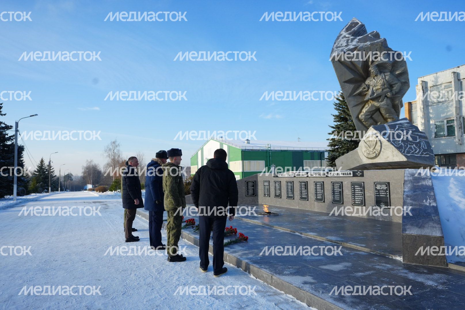 Возложение цветов к мемориалу погибших десантников Губернатором Подмосковья
