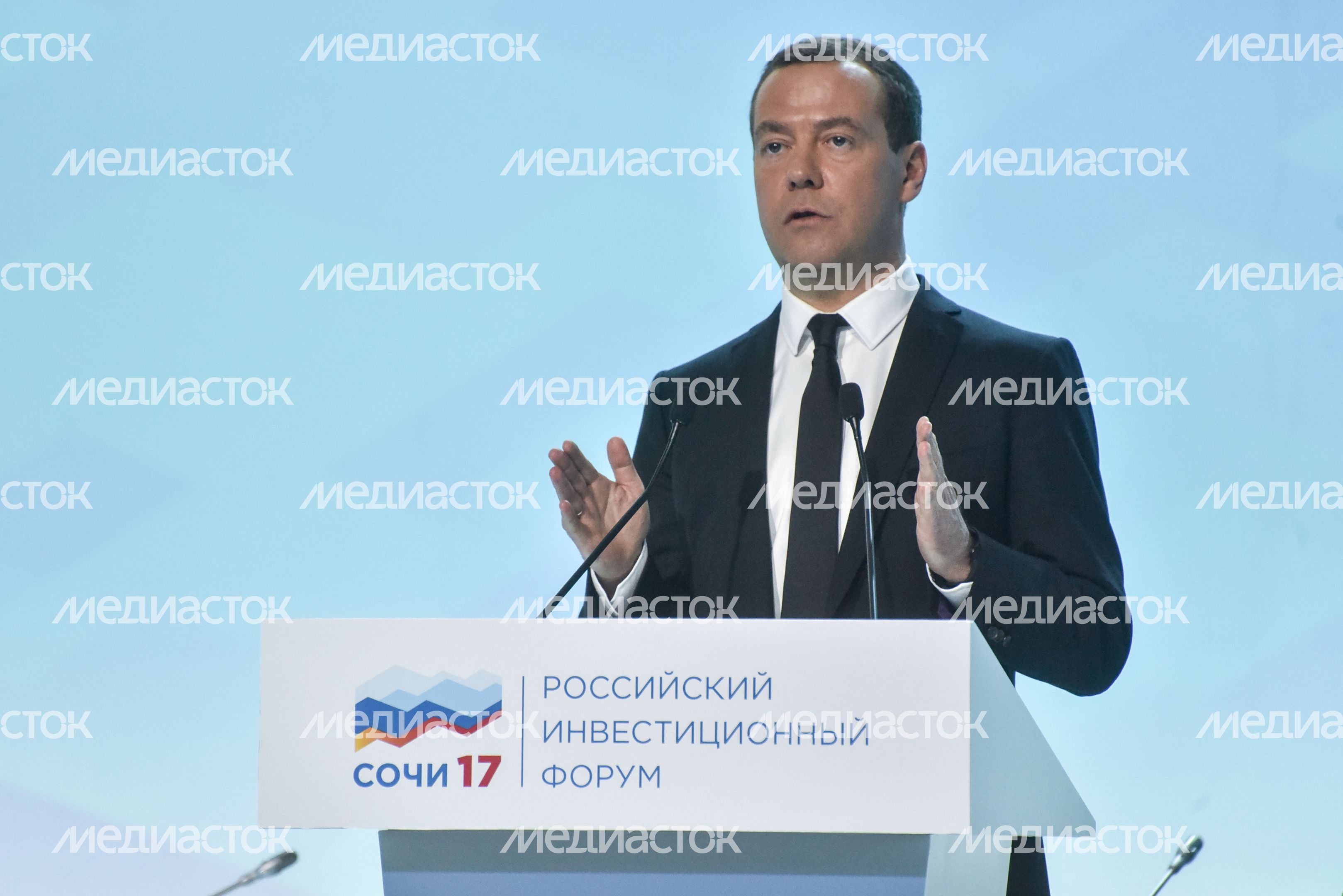 Пленарное заседание Российского Инвестионного Форума в Сочи