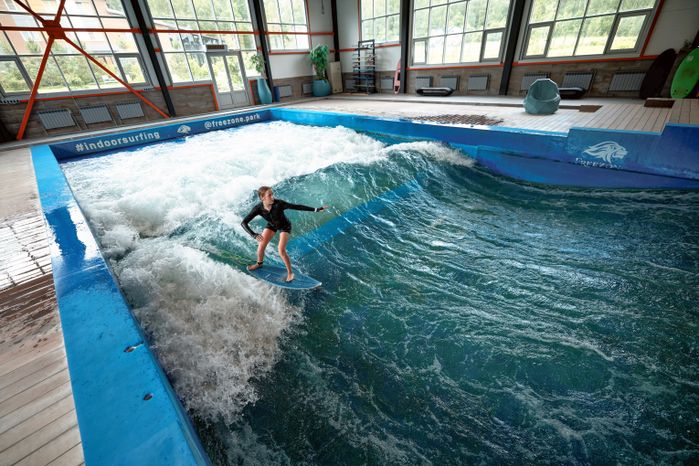 Серфинг на искусственной волне в спортивно-развлекательном парке Freezone в Чехове