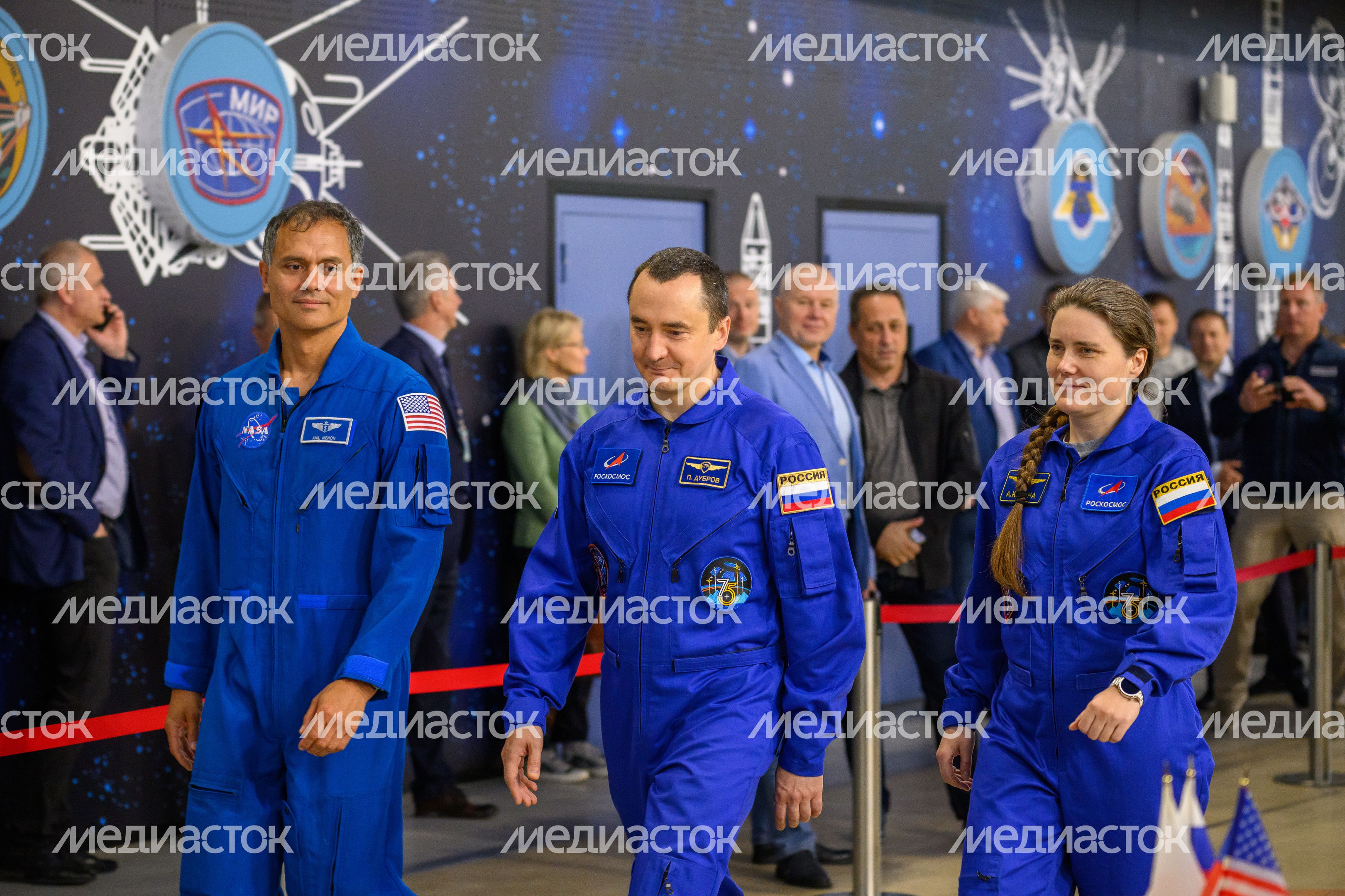 Экипаж космонавтов МКС-75 А. Менон, П. Дубров и А. Кикина на комплексной тренировке в Звездном городке