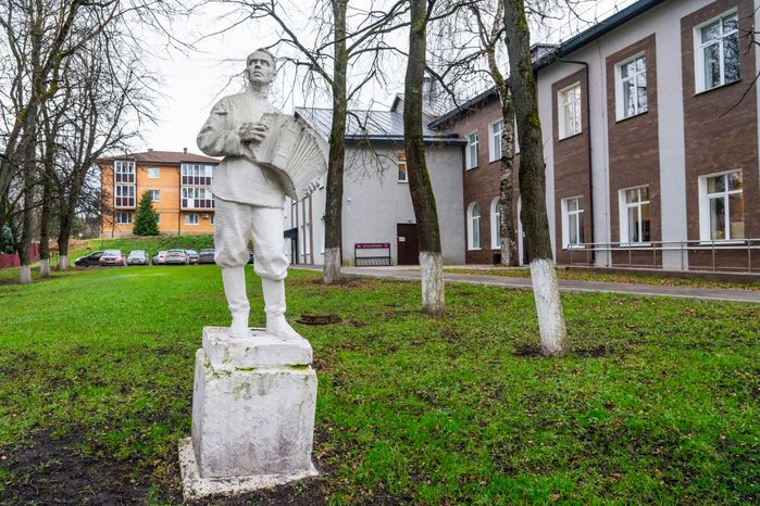 Скульптура баяниста у Центра культуры и творчества «Родники» в Волоколамске