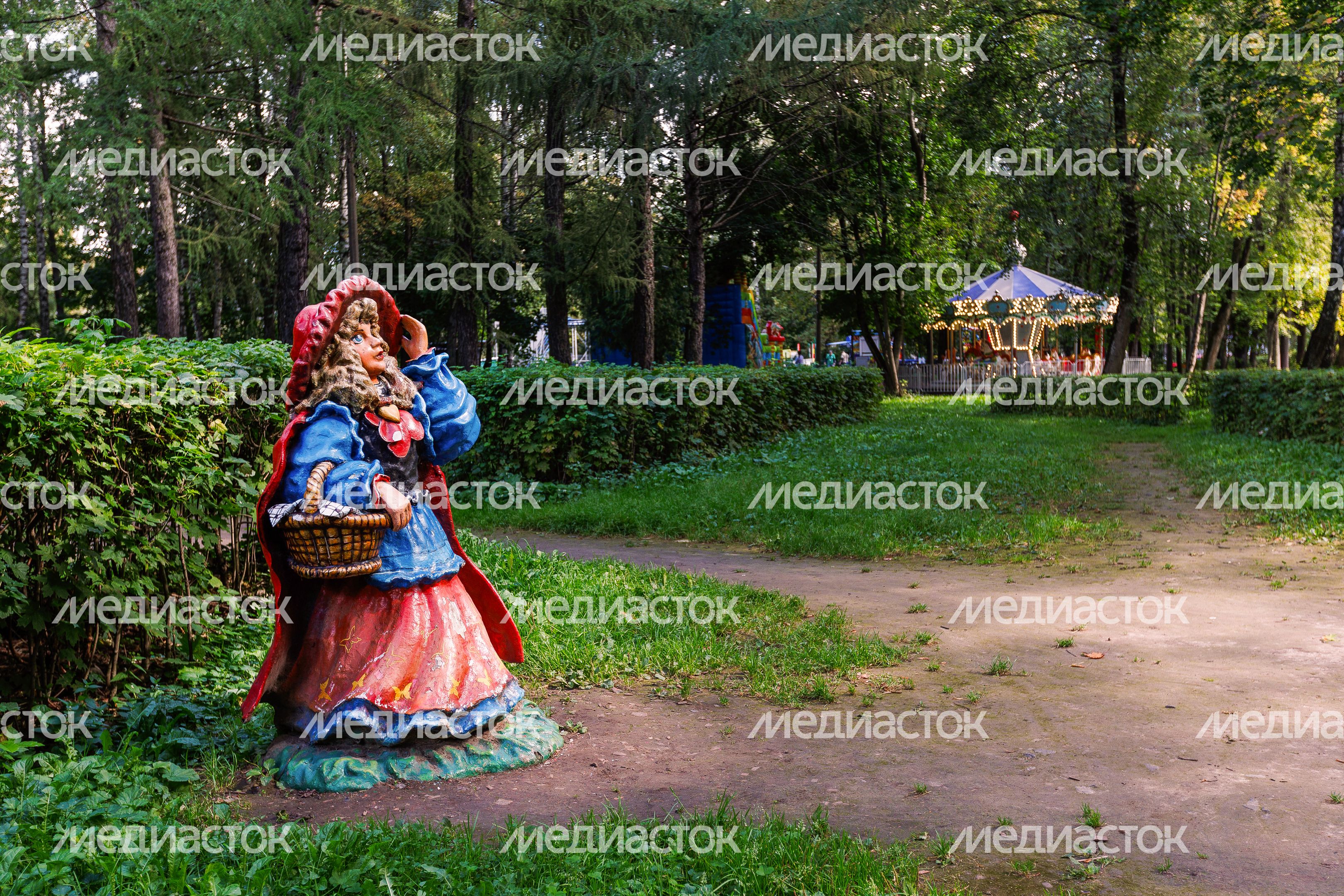 Фигура Красной Шапочки в Центральном городском парке им. М.И. Калинина в Королеве летом Фигура Красной Шапочки в Центральном городском парке им. М.И. Калинина в Королеве летом