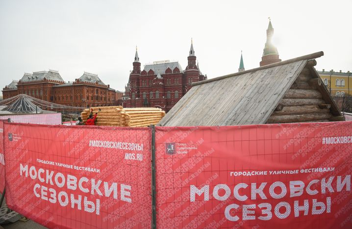 Монтаж инсталляций для фестиваля «Московская Масленица» на Манежной площади
