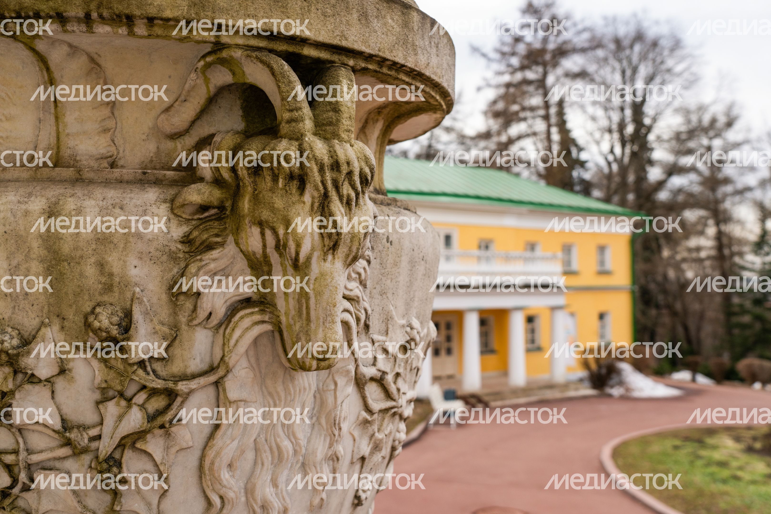 Главный дом усадьбы Горки Ленинские весной Главный дом усадьбы Горки Ленинские весной