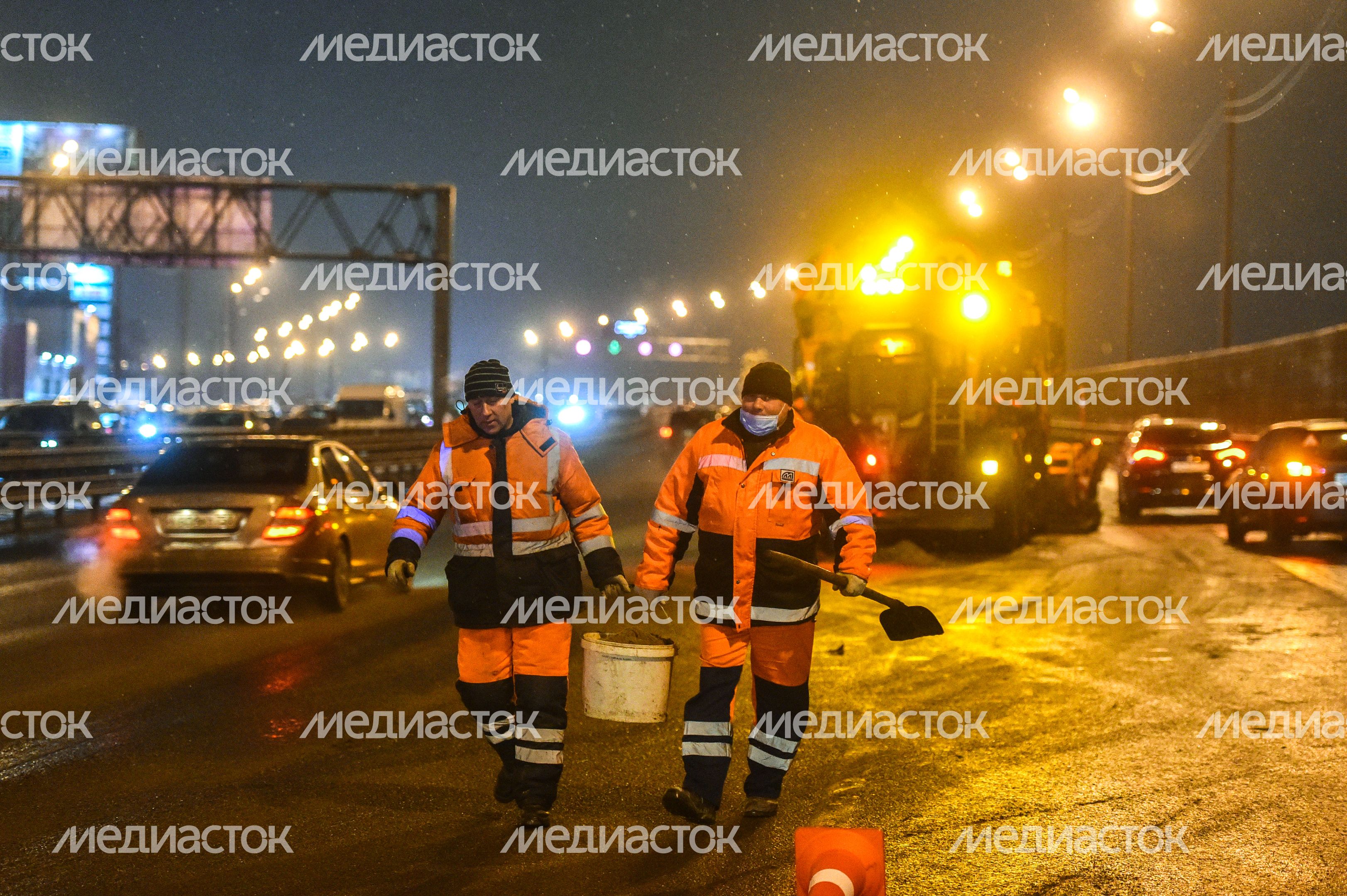 Кадры с места столкновения четырех автобусов и грузовика на Новорижском шоссе в Московской области