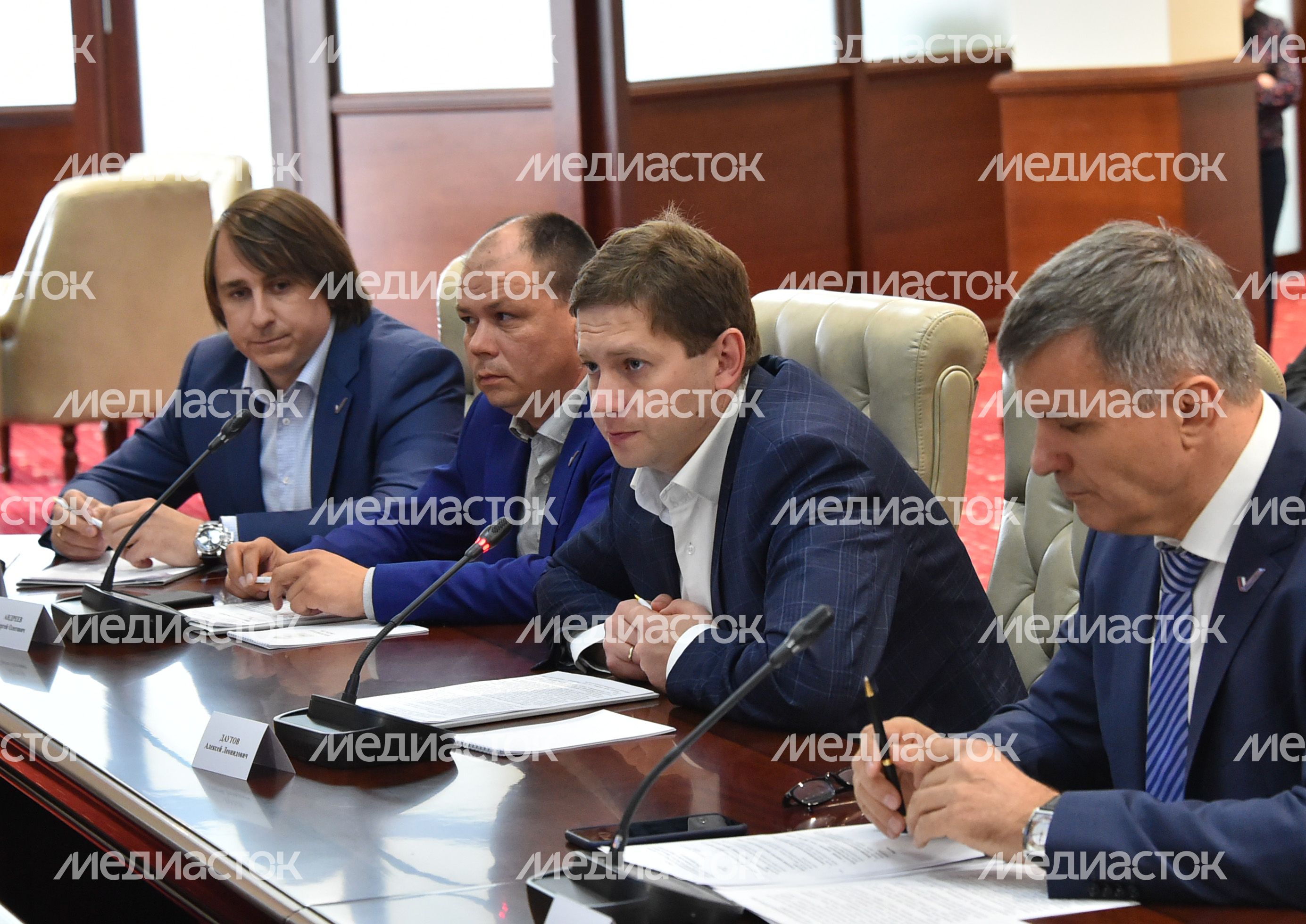 Губернатор обсудил с активистами регионального отделения ОНФ ремонт дорог и ликвидацию свалок