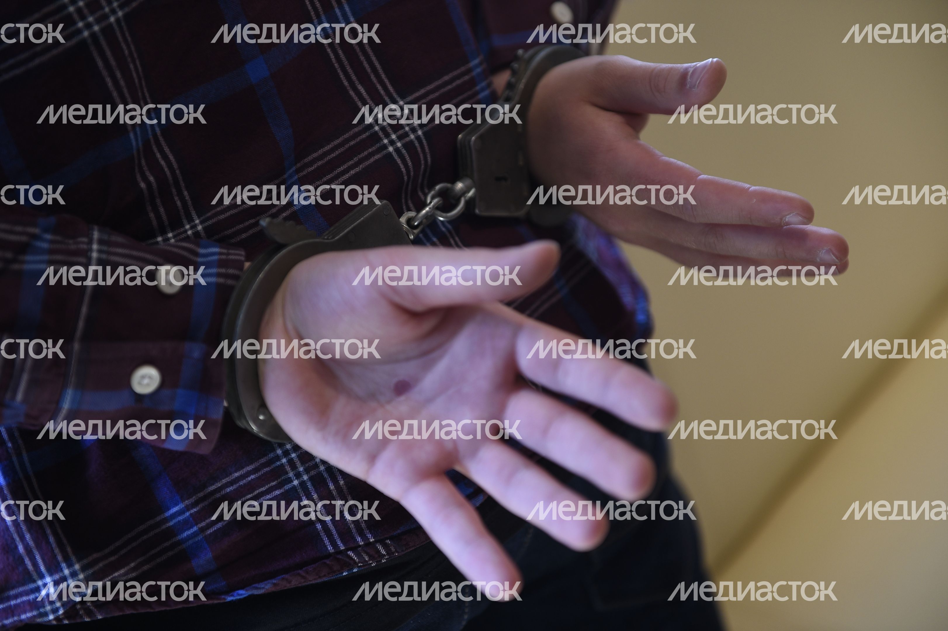 Мужчина в наручниках Мужчина в наручниках
