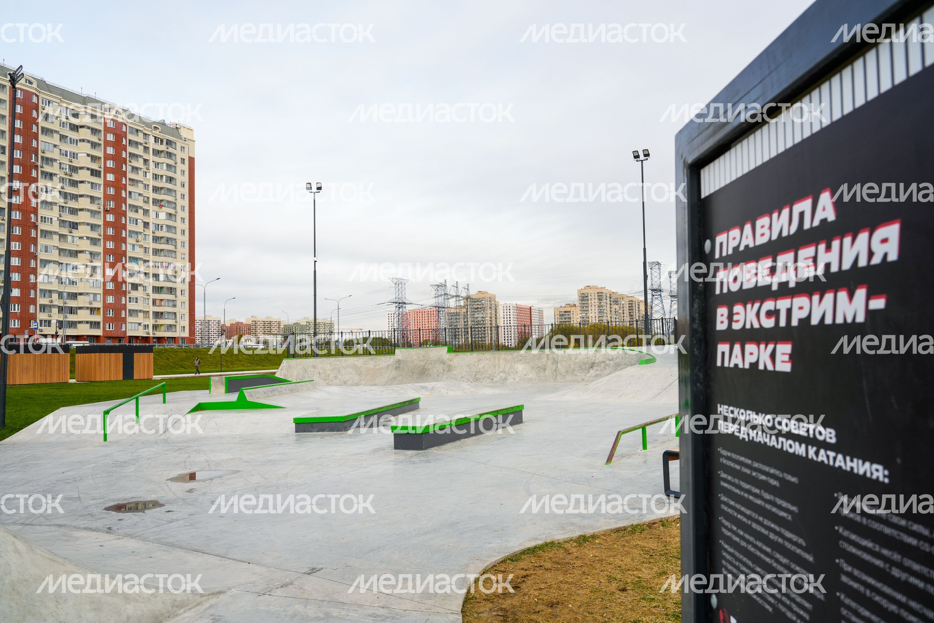 В Люберцах благоустроили парк "Дружба" с пешеходным мостом через озеро Черное В Люберцах благоустроили парк "Дружба" с пешеходным мостом через озеро Черное