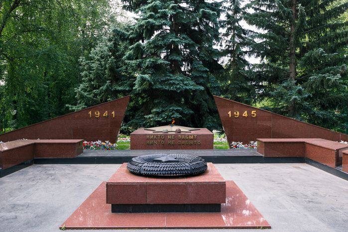 Памятник воинам, павшим в Великой Отечественной войне, в сквере Победы в Дзержинском