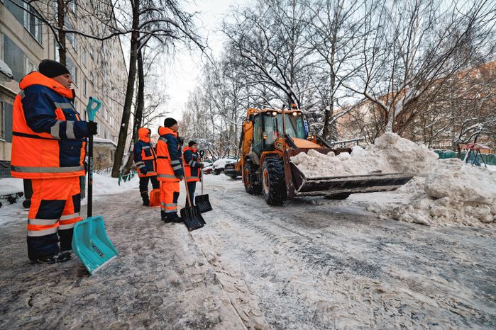 Уборка снега в поселке Большие Вяземы Одинцовского округа