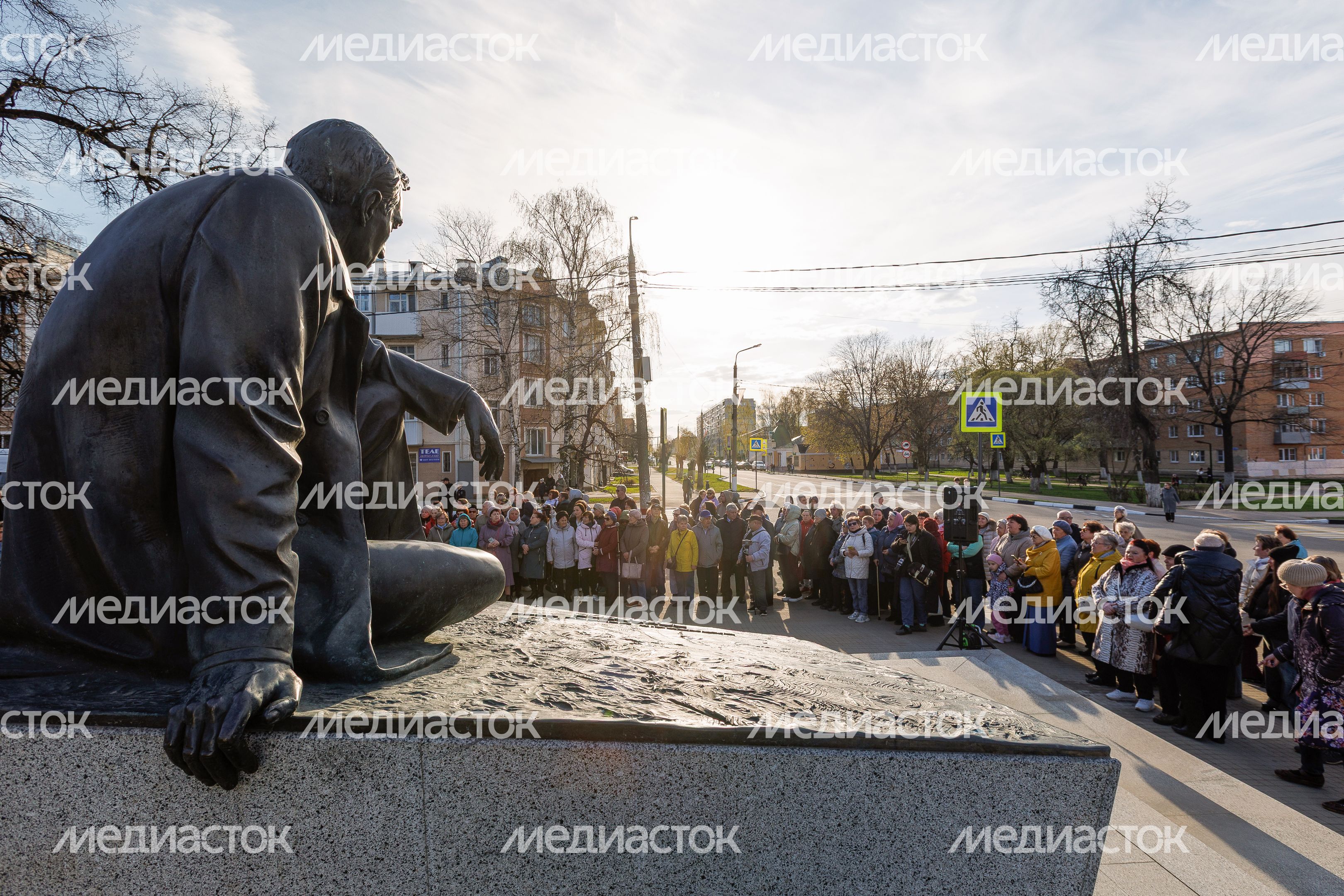 Памятник актеру Вячеславу Тихонову в Павловском Посаде Памятник актеру Вячеславу Тихонову в Павловском Посаде
