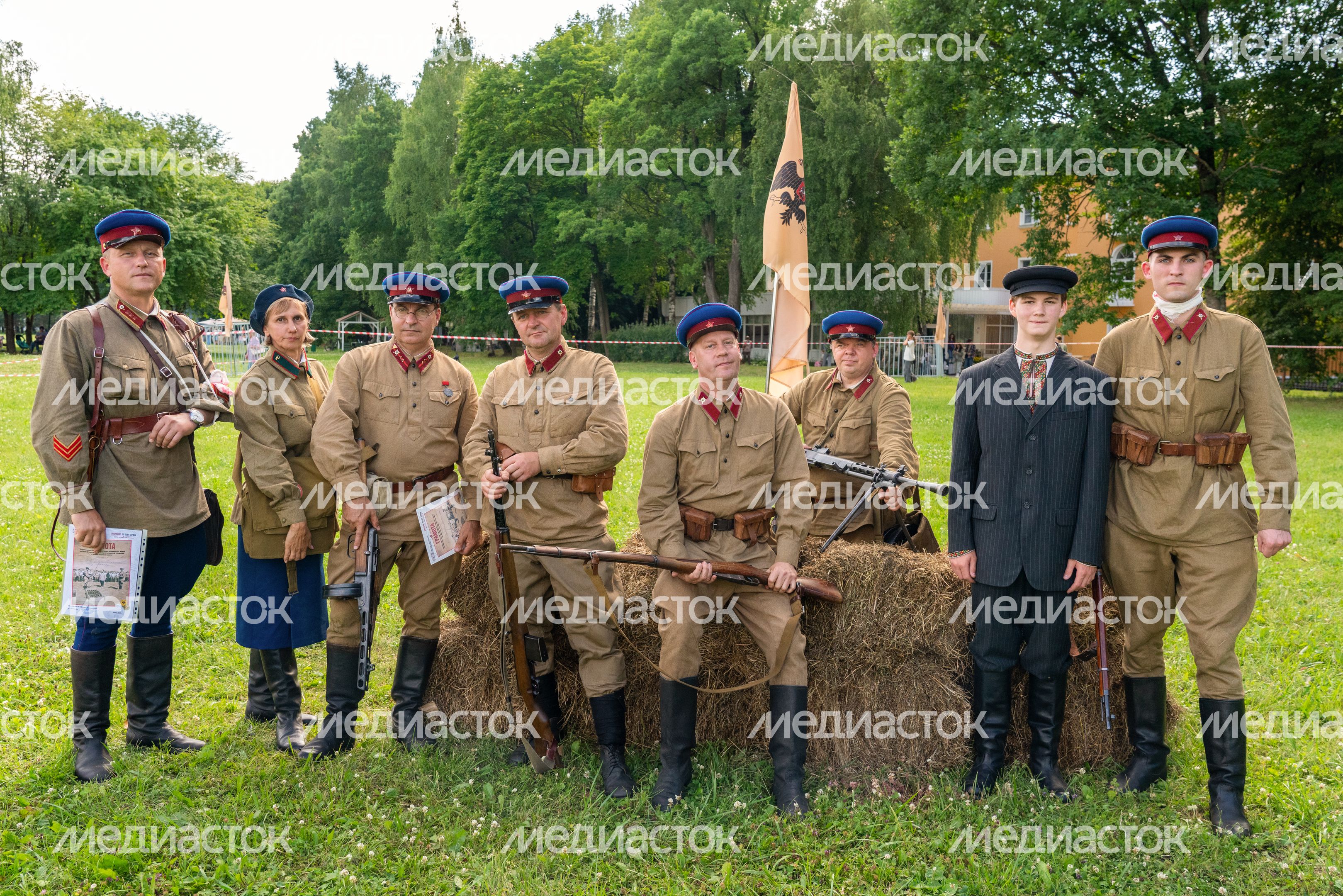 Реконструкция боя на военно-историческом фестивале «Ополчение. По зову сердца» в музее-заповеднике «Горки Ленинские» Реконструкция боя на военно-историческом фестивале «Ополчение. По зову сердца» в музее-заповеднике «Горки Ленинские»