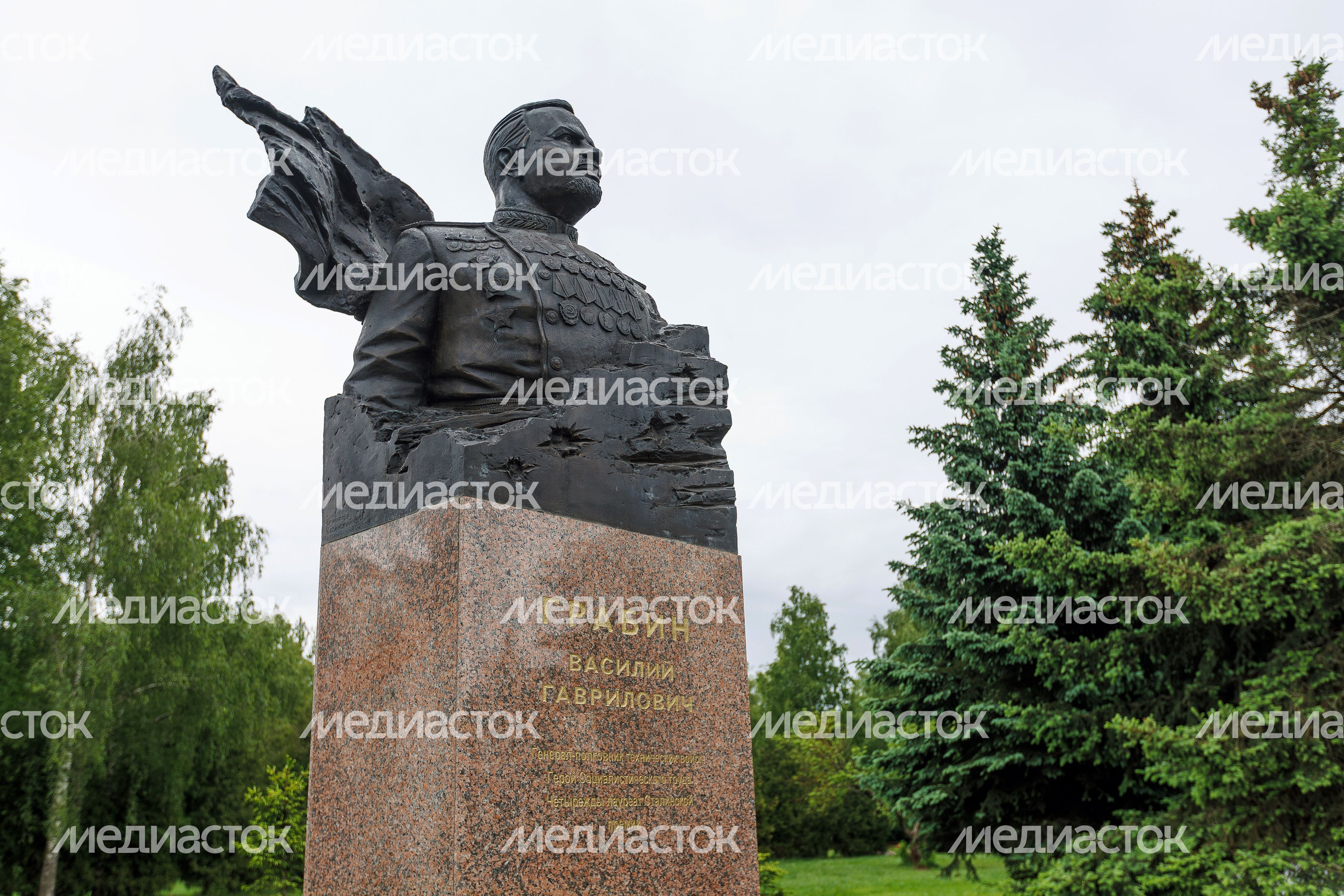 Памятник генерал-полковнику Василию Гавриловичу Грабину в парке Победы в Королеве Памятник генерал-полковнику Василию Гавриловичу Грабину в парке Победы в Королеве