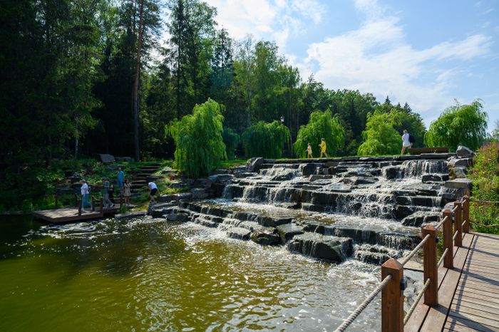 Водопад в лесопарке «Ближняя дача» в Мытищах