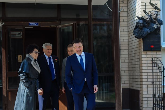 Посещение губернатором космонавта первого отряда