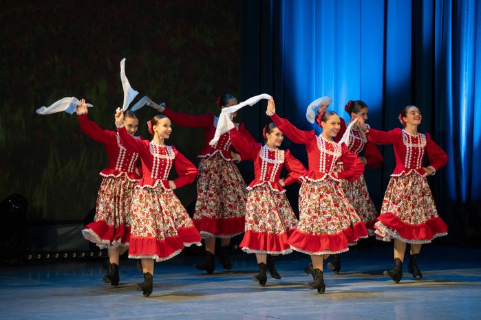 Танцы народов России на сцене ДК «Подмосковье» в Красногорске на фестивале ко Дню народного единства
