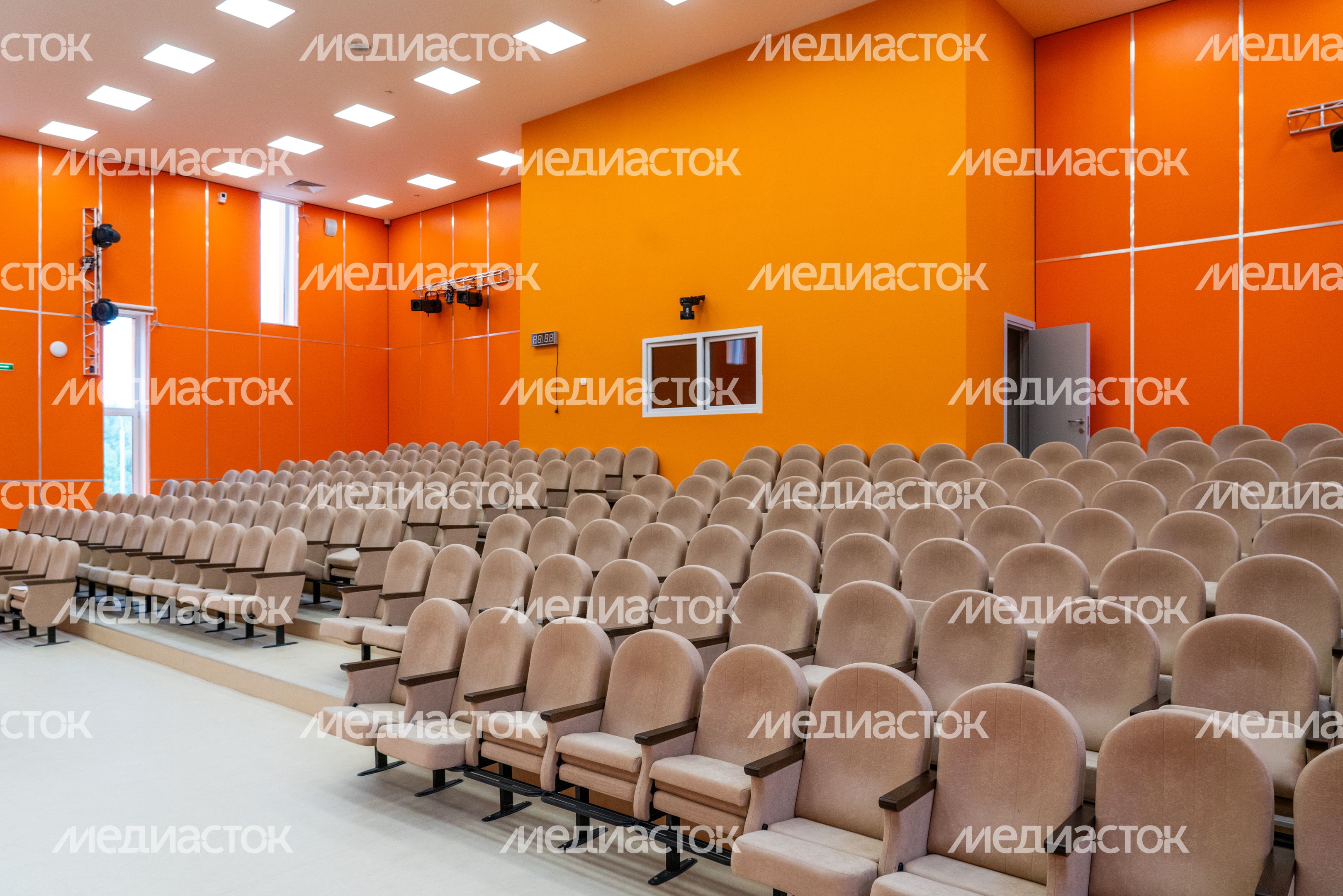 Актовый зал в новом учебном корпусе Опалиховской гимназии в ЖК «Лесобережный» Красногорска Актовый зал в новом учебном корпусе Опалиховской гимназии в ЖК «Лесобережный» Красногорска