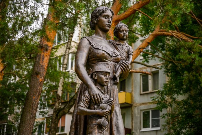 Жанровая скульптура «Ожидание» в Балашихе