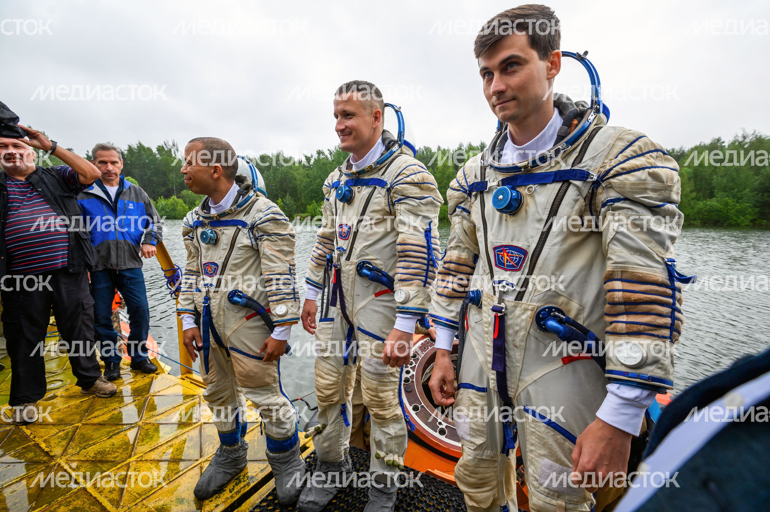 Тренировка космонавтов по действиям после посадки на воду в Ногинске
