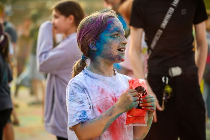 Фестиваль красок Holi Dance в Наташинском парке в Люберцах