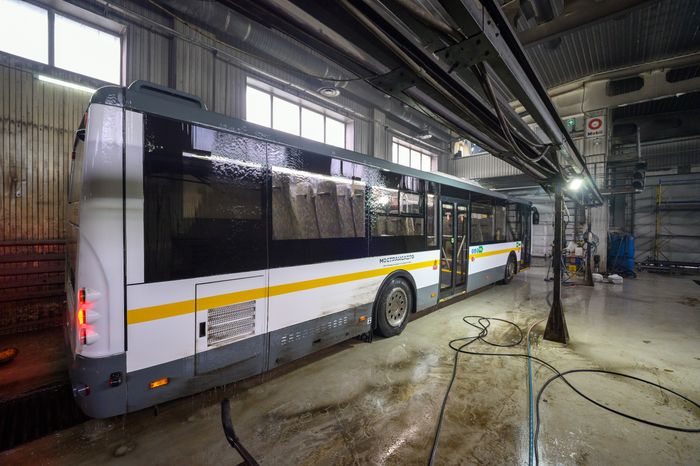 Мойка кузова автобуса перед отправлением в рейс