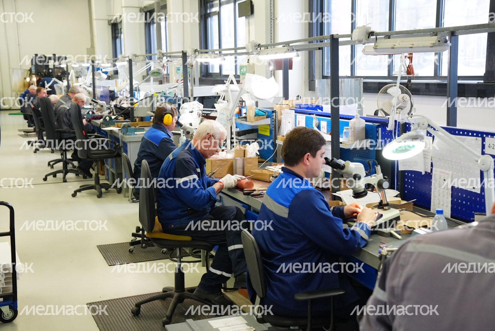 Вручение губернатором цветов сотрудникам НПП «Исток»​​