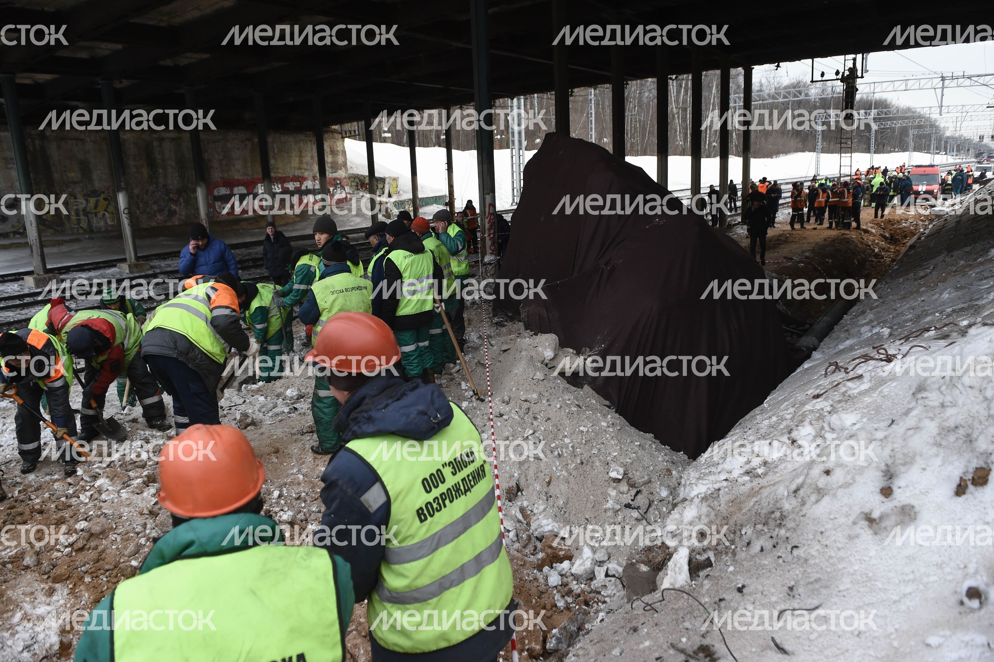 Кадры с места ЧП с трактором и электричкой в Москве, 14.03.2018