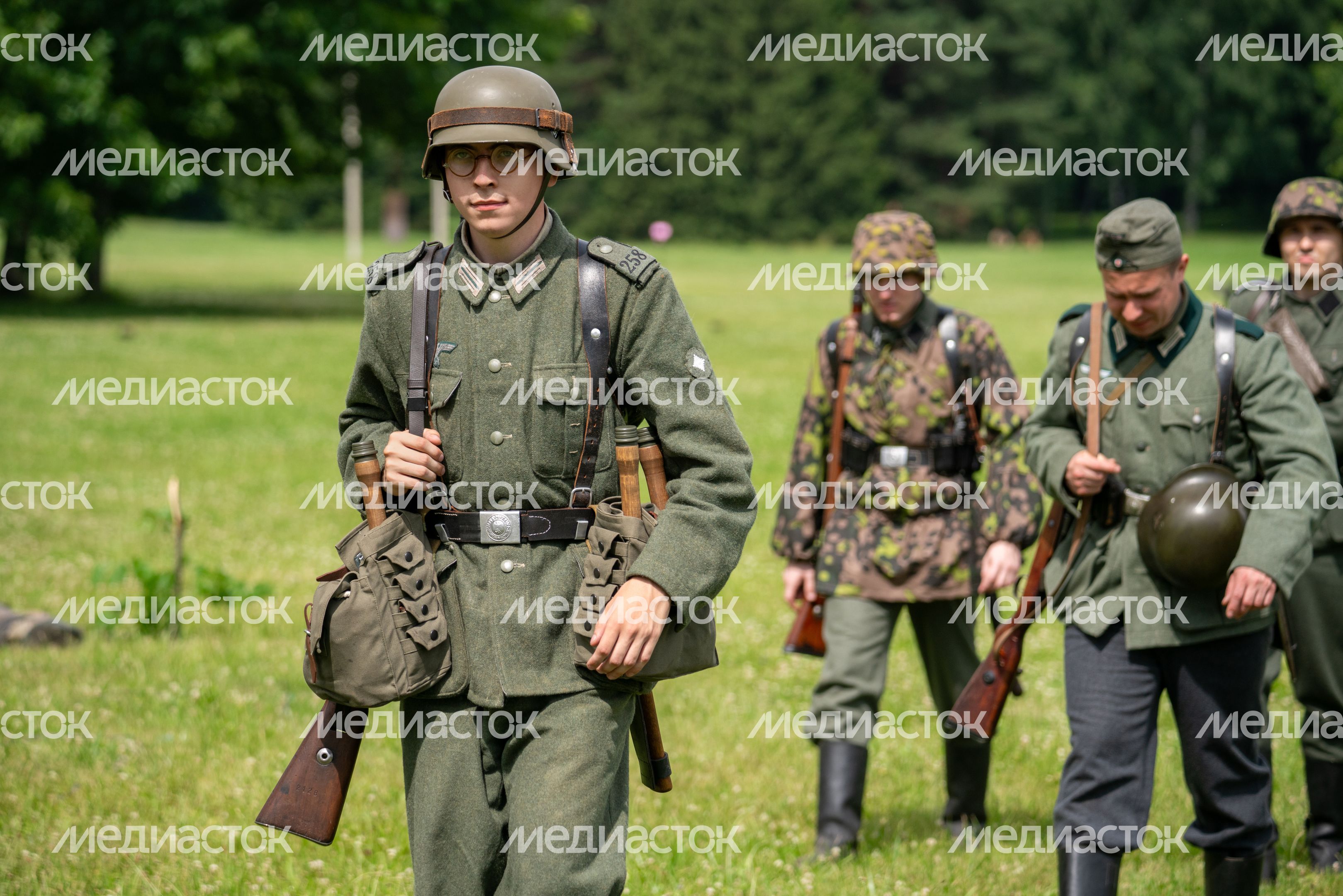 Реконструкция боя на военно-историческом фестивале «Ополчение. По зову сердца» в музее-заповеднике «Горки Ленинские» Реконструкция боя на военно-историческом фестивале «Ополчение. По зову сердца» в музее-заповеднике «Горки Ленинские»