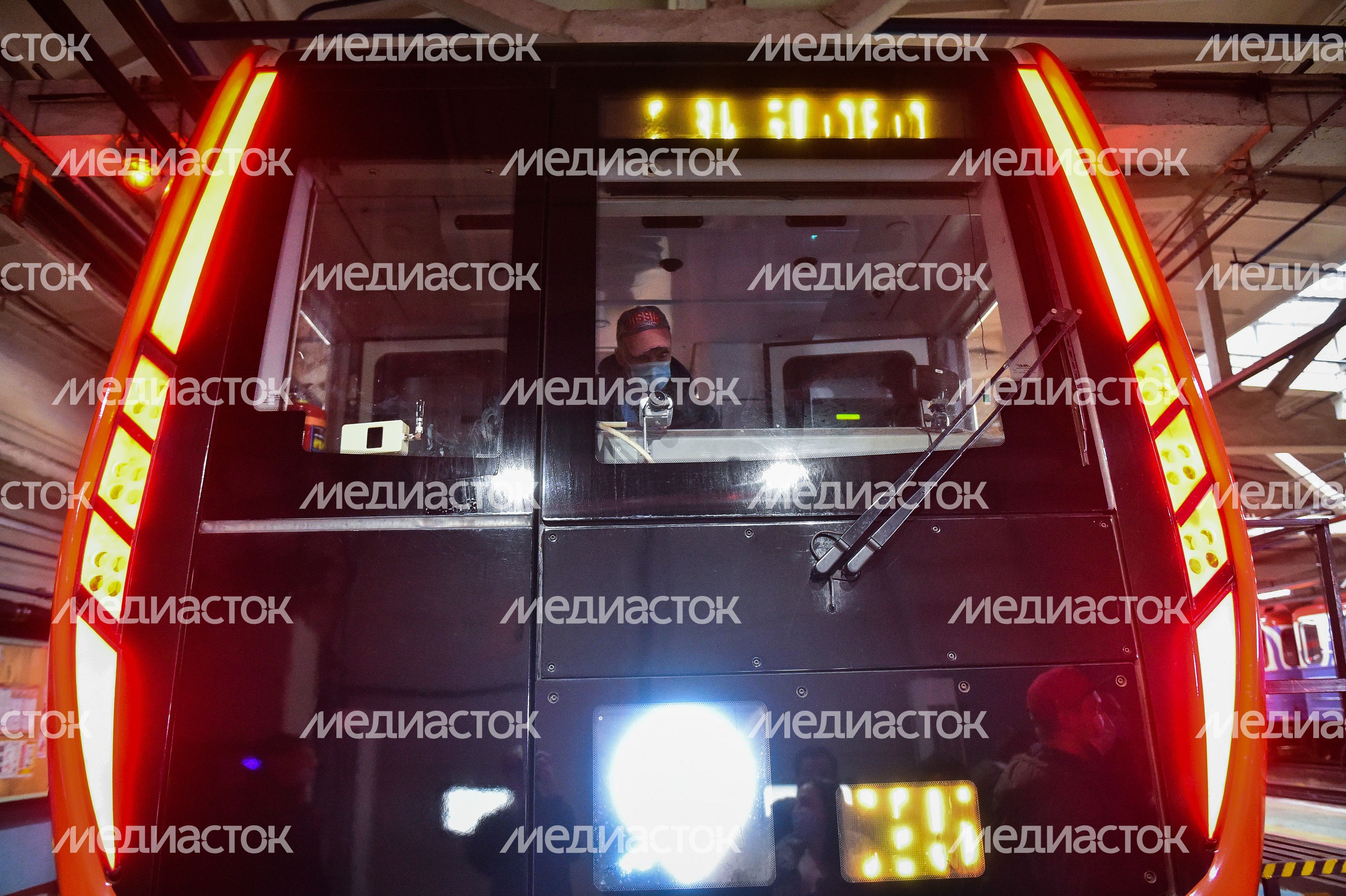 Дезинфекция поезда в московском метро для защиты от коронавируса Дезинфекция поезда в московском метро для защиты от коронавируса