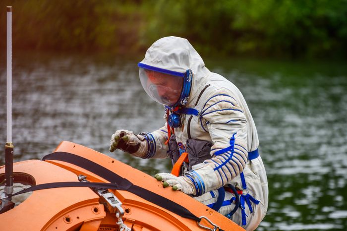 Тренировка космонавтов по действиям после посадки на воду в Ногинске
