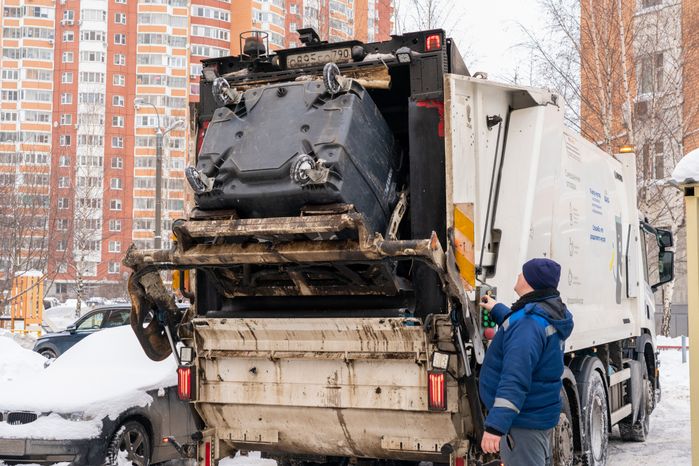 Работа мусоровозов зимой в Красногорске