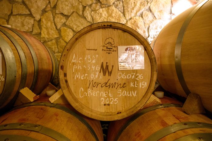 Дубовые бочки для выдержки вина на винодельне Nordwine в деревне Дергаево Раменского круга
