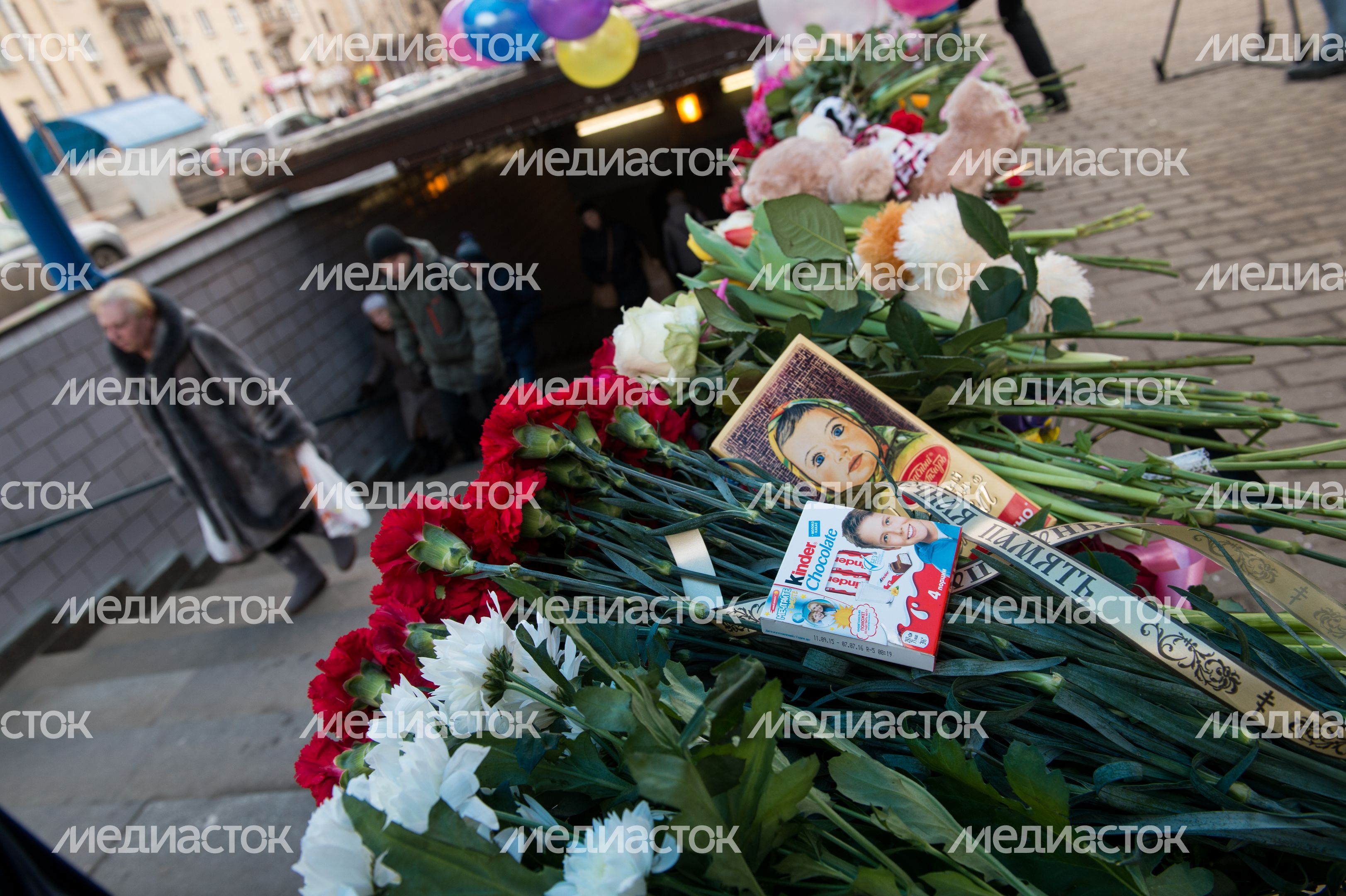 Мемориал из цветов и игрушек в честь погибшей девочки в Москве