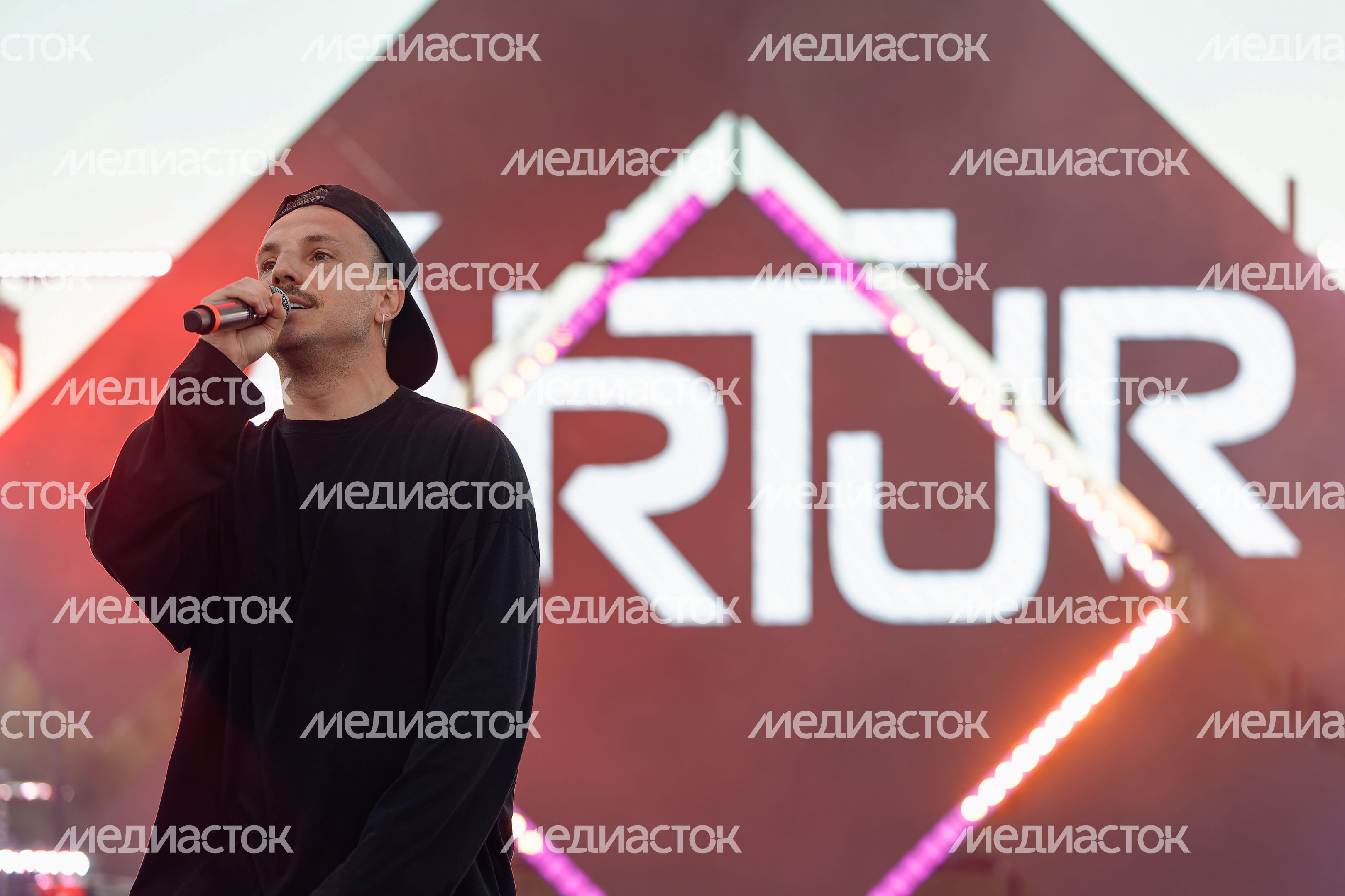Певец Artur на конкурсе современной этнической музыки на фестивале «RUS_СВЕТ 2025» в Красногорске Певец Artur на конкурсе современной этнической музыки на фестивале «RUS_СВЕТ 2025» в Красногорске