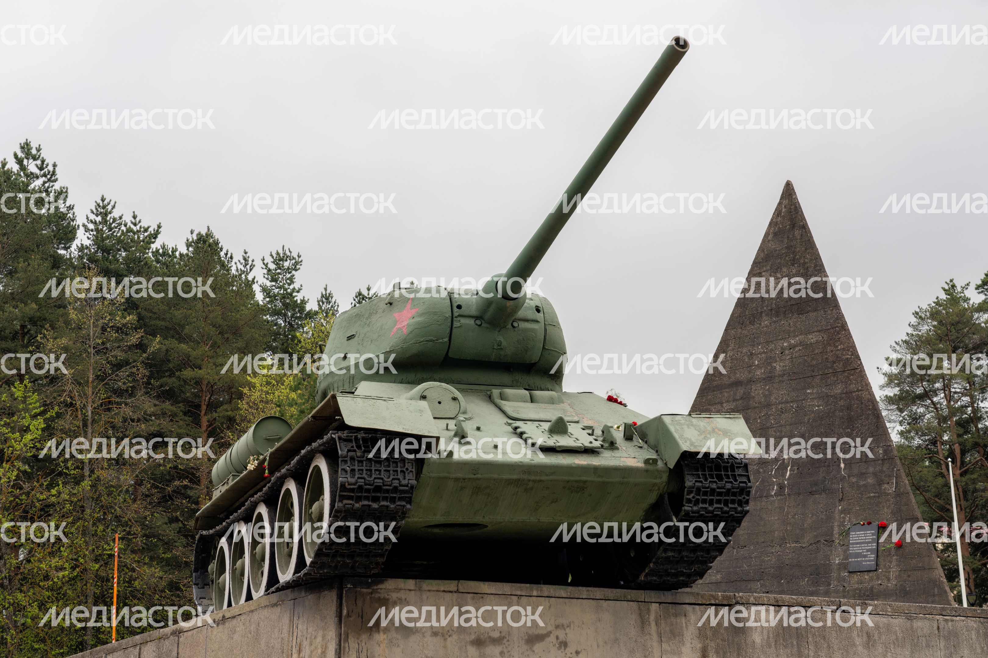 Памятник танку Т-34-85 у Ленино-Снегиревского военно-исторического музея в Ленино округа Истра Памятник танку Т-34-85 у Ленино-Снегиревского военно-исторического музея в Ленино округа Истра