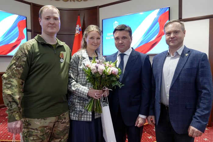 Андрей Воробьев вручил государственные награды добровольцам БАРСа