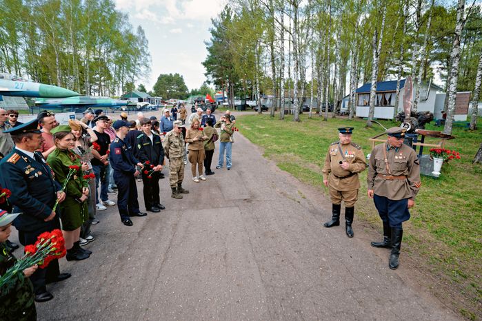 Патриотическое воспитание: возложение цветов к памятнику летчикам в аэроклубе ВВС Одинцовского округа ко Дню Победы